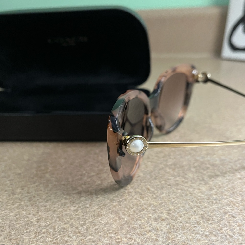 COACH sun glasses - Picture 4 of 5